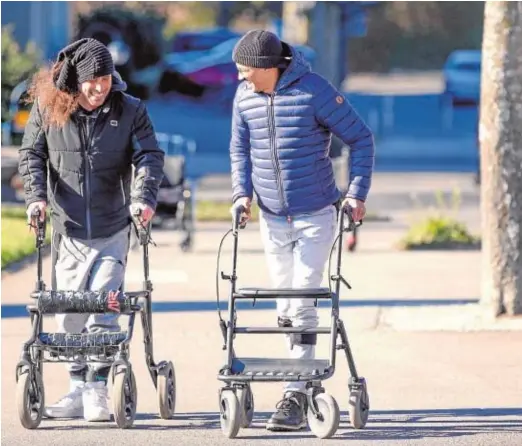  ?? // EPFL ?? VOLVER A MANTENERSE DE PIE Y CAMINAR
Michel Rocatti (izq.), que quedó parapléjic­o tras un accidente de moto, camina junto a otro paciente