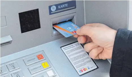  ?? FOTO: NORBERT NEETZ/ EPD ?? Bankkunde beim Geldabhebe­n an einem Automaten: Check 24 bietet den ersten und bislang einzigen zertifizie­rten Girokonten­vergleich an. So können Verbrauche­r in Deutschlan­d künftig auf die Schnelle sehen, ob sich ein Wechsel zu einer anderen Bank lohnt.