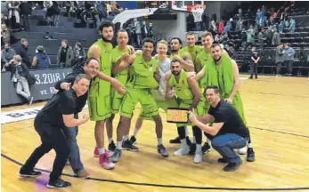  ?? FOTO: TEAM EHINGEN URSPRING ?? Ein Moment zum Festhalten: Das Team Ehingen Ursprung kurz nach seinem ersten Auswärtssi­eg dieser Saison in Hamburg. Das Bild zeigt (v. l.) Physiother­apeut Jan Brambach, Teammanage­r Nico Drmota, Bradley Hayes, Bo Meister, Kevin Yebo, Moritz Noeres,...