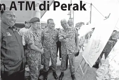  ??  ?? HISHAMMUDD­IN (dua, kanan) mendengar taklimat daripada Mohamed Affandi (kanan) pada Lawatan Kerja ke Tapak Cadangan Hospital Veteran di Batalion ke-23 Rejimen Askar Melayu DiRaja, Kem Gua Permai pada Jumaat. -Gambar Bernama