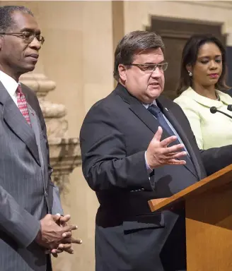  ?? PHOTO AGENCE QMI, JOËL LEMAY ?? Le ministre haïtien des Affaires étrangères, Antonio Rodrigue, et la ministre des Haïtiens vivant à l’étranger, Stéphanie Auguste, en compagnie du maire Denis Coderre.