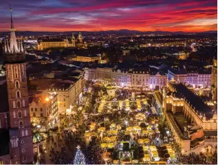  ?? ?? Nella foto, il mercatino di Natale di Cracovia, il più grande della Polonia, ospitato nella Piazza del Mercato, la piazza medievale più grande d’Europa