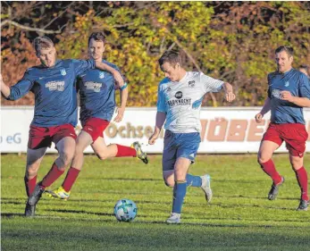  ?? FOTO: MAS ?? Einen echten (Heim-)Lauf hat der SCH (weiß): Am Donnerstag fertigte Heroldstat­t zuhause den TSV Seißen (blau) ab.