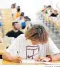  ?? VANESA LOBO ?? Un alumno durante un examen.