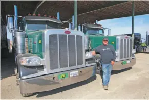  ??  ?? Jorge Martins junto a um dos camiões com que a Martins Bros. Dairy Farms transporta leite de produção própria e de outros produtores da região ( em cima à direita)