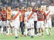  ??  ?? ► Sonrientes, los jugadores peruanos se retiran de la cancha de La Bombonera tras el empate.