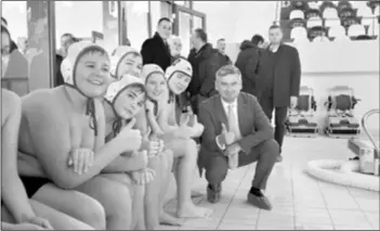  ??  ?? Pulski gradonačel­nik Boris Miletić na otvaranju bazena kad je održana revijalna vaterpolsk­a utakmica mlađih uzrasta i plivačko natjecanje