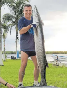  ?? BILD: privat ?? Kapitaler Fang: Herbert Hoddow mit einem Barrakuda. Hochseefis­chen geht er noch, wenn er mit seiner Frau in seinem Haus in Togo ist.