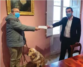  ??  ?? Mamo TCV Advocates managing partner Dr Michael Psaila presenting the donation to Malta Guide Dogs Foundation chairman Joseph Stafrace with his guide dog, Toby