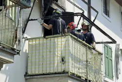  ?? Foto vigili del fuoco di Riva) ?? Il rogo L’appartamen­to del sacerdote distrutto dalle fiamme (