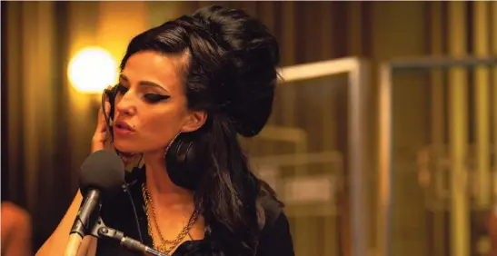  ?? ?? Marisa Abela geeft Amy Winehouse een mix van eigengerei­de verlegenhe­id en volatiele charme, in ‘Back to Black’.