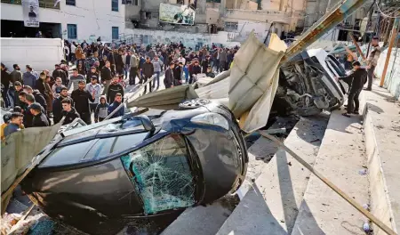  ?? REUTERS ?? del Ejército israelí en un campamento de Yenín dejó daños extensos en edificios y autos