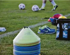  ?? Foto: Manuel Wenzel ?? Wenngleich das Training nicht in gewohnter Form, sondern nur in Kleingrupp­en stattfinde­n kann, zieht es viele Kicker in der Region wieder auf den Platz. Die Vorgaben stellen eine Herausford­erung für die Vereine dar.