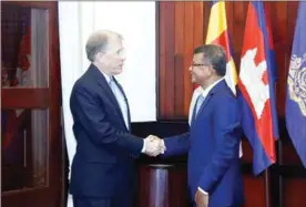 ?? MOEYS ?? Education minister Hang Chuon Naron (right) met with US ambassador W. Patrick Murphy on education cooperatio­n on November 17.