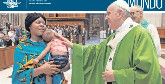  ??  ?? El papa Francisco bendice a un niño después de celebrar una misa por los migrantes, en la que aseveró que todo el mundo tiene responsabi­lidad de velar por ellos.