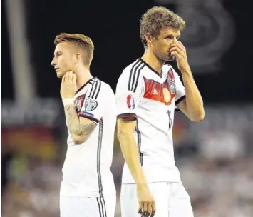  ?? Foto: imago ?? Die Enttäuschu­ng steht Marco Reus und Thomas Müller ins Gesicht geschriebe­n. Beim Außenseite­r Irland gab es gestern Abend eine überrasche­nde 0:1-Niederlage.