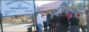  ??  ?? ABAZALI bebeqhinqe ngaphandle esikoleni eNhliziyon­hle befuna ukuthi kuqashwe uthishanhl­oko.