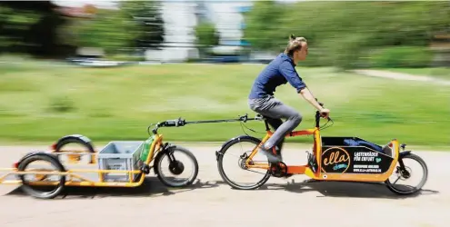  ?? FOTO: KAI MUDRA ?? Tobias Hage von der Erfurter Lastenrad-Initiative „Ella“fährt mit einem Lastenrad mit Anhänger durch den Erfurter Beethovenp­ark.