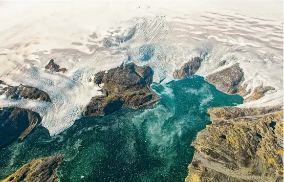  ??  ?? Grönland ist eine der Regionen, in denen die Auswirkung­en des Klimawande­ls besonders deutlich sind. Im Bild: der Johan-Petersen-Fjord.