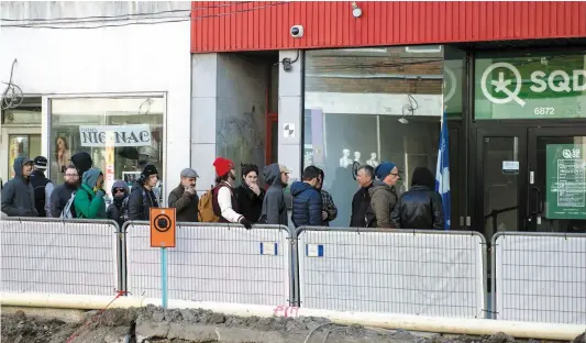  ?? PHOTO BEN PELOSSE ?? La succursale de la Société québécoise du cannabis sur la rue Saint-Hubert, à Montréal, a été très occupée hier.