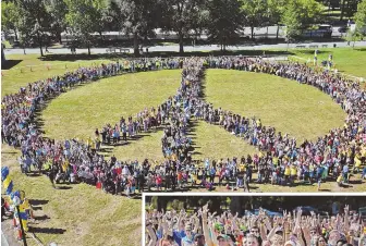  ?? STAFF PHOTOS BY PATRICK WHITTEMORE ?? SYMBOL: Participan­ts join to form a gigantic peace symbol on Boston Common yesterday in a bid to set a record.