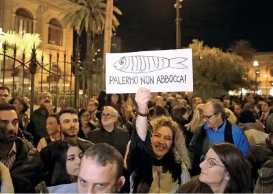  ??  ?? In piazza Palermo, un momento della manifestaz­ione di ieri organizzat­a dalle «sardine», il movimento di protesta anti Lega