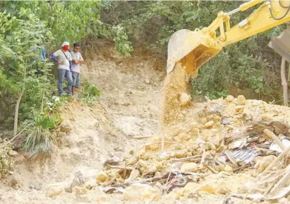  ?? SUNSTAR FOTO / ALEX BADAYOS ?? SEARCH TO GO ON. Rescuers are not giving up on finding survivors of the fatal landslide that struck Sitio Sindulan, Barangay Tina-an in the City of Naga last Thursday morning. Search and rescue operations will continue for the next few days.