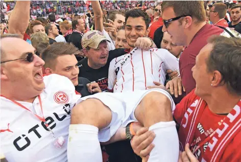  ?? FOTO: HORSTMÜLLE­R ?? Auf Händen getragen: Party mit den Fans macht Spaß, wie der Gesichtsau­sdruck von Fortunas Abwehrchef Kaan Ayhan deutlich zeigt.