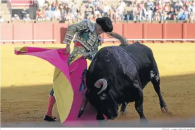  ?? FOTOS: JUAN CARLOS MUÑOZ ?? El tercer toro, su primero, puso en apuros a Alfonso Cadaval.