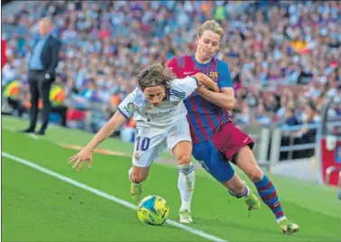  ?? ?? Frenkie de Jong disputa el balón a Modric en el Clásico.