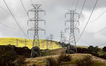  ?? Jessica Christian/ The Chronicle 2019 ?? PG&E high-voltage power transmissi­on lines cut through the hills in San Ramon. The state Public Utilities Commission circumvent­ed its policies and the law in approving rate increases.