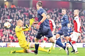  ?? — AFP photo ?? Arsenal's English midfielder Jack Wilshere (R) misses an oppurtunit­y at goal during the UEFA Europa League Group H football match between Arsenal and Red Star Belgrade at The Emirates Stadium in London on November 2, 2017.