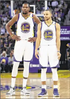  ?? EZRA SHAW / GETTY IMAGES ?? Stephen Curry and Kevin Durant of the Warriors have been finding more chemistry of late. The Warriors are hosts tonight to the Cavaliers.