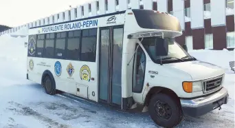  ??  ?? Le minibus de la polyvalent­e Roland-Pépin commence à montrer des signes de vieillesse. - Gracieuset­é