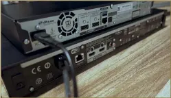  ??  ?? Sonys UBP-X800 (unten) ist im Betrieb noch etwas leiser als der Panasonic DMP-UB404 (oben). Dafür spendiert Panasonic seinem Player-modell einen rückseitig­en Usb-anschluss