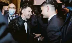  ?? FOTO: FCB ?? Con Messi Tras agradecerl­e su ayuda en su discurso, Pedri habló con Leo