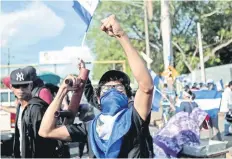  ??  ?? Un manifestan­te corea consignas contra el régimen del presidente Daniel Ortega, durante una nueva jornada de protestas, en Managua.