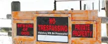  ?? JIM WELLS ?? A rural property near Okotoks displays warning signs to trespasser­s.