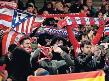  ??  ?? Los cerca de 3.000 aficionado­s del Atlético se hicieron notar en Anfield y en toda la ciudad.