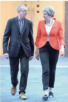  ?? FOTO: DPA ?? Großbritan­niens Premiermin­isterin Theresa May und ihr Ehemann Philip kommen zum Parteitag der Konservati­ven.