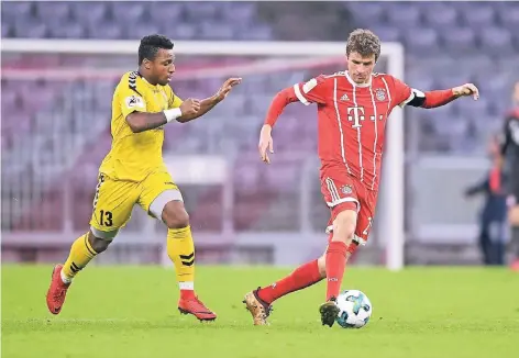  ?? FOTO: IMAGO/ULMER ?? Joseph Claude Gyau (links), beim MSV als Neuzugang im Gespräch, in einem Testspiel der SG Sonnenhof Großaspach gegen Bayern München. Híer im Duell mit Weltmeiste­r Thomas Müller.