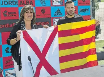  ?? FOTO: PERE PUNTÍ ?? La bandera de L’Hospitalet de Llobregat se va a Rusia. La alcaldesa Nuria Marín se la regaló a Jordi Alba