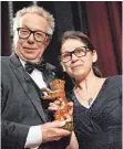  ?? FOTO: DPA ?? Berlinalec­hef Dieter Kosslick mit der Gewinnerin des Goldenen Bären, Ildikó Enyedi.