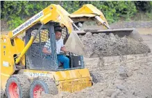  ??  ?? Los operarios saben manejar cinco tipos de maquinaría amarilla.