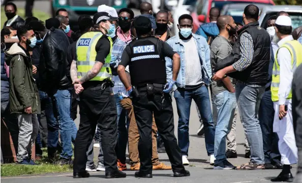  ?? ?? CROWD CONTROL
Officers had to limit group at Linn Cemetery to just 20 people and the majority of mourners had to congregate in a nearby car park