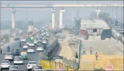  ?? Sonu Mehta/ht ?? A view of the under-constructi­on flyover at Mayur Vihar phase-1 in east Delhi on Tuesday.