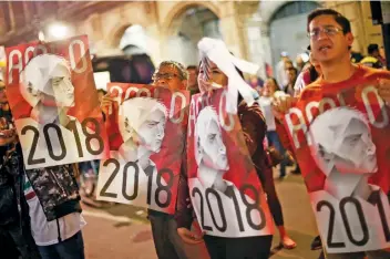  ??  ?? El festejo por la victoria de López Obrador reunió a decenas de miles de simpatizan­tes en el Zócalo.