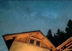  ??  ?? Magia Una notte limpida e stellata al rifugio Malga dal Doss a Ossana