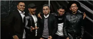  ??  ?? PELBAGAI jenis lagu dengan bahasa berbeza diketengah­kan menarik perhatian ramai termasuk peminat dari luar negara.