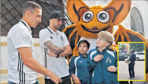  ??  ?? EN REQUENA. Rodrigo Moreno y Simone Zaza, ayer, en la clausura de la semana del valenciani­smo en Requena.